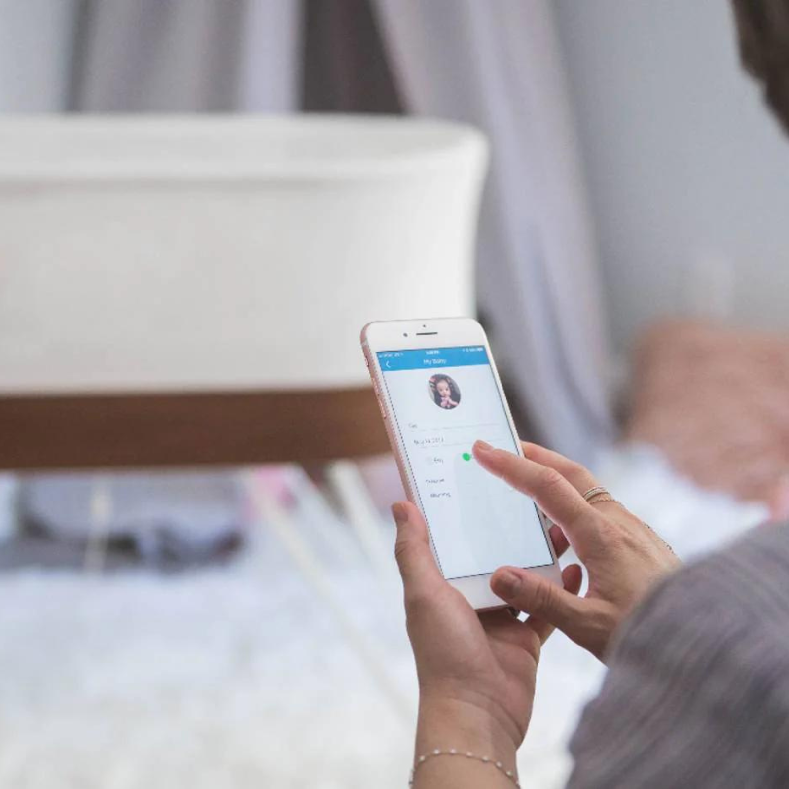 SNOO Smart Sleeper Bassinet Hire App Included